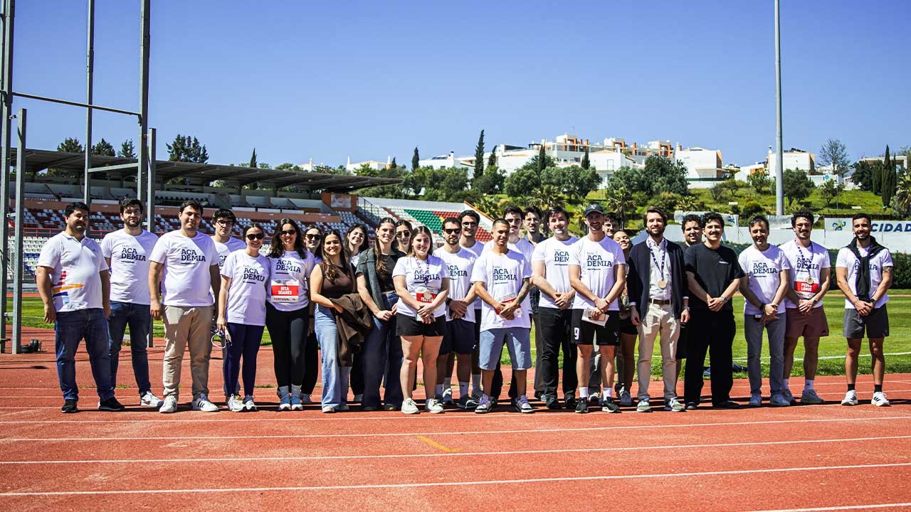 Encontro nacional do desporto universitário junta 150 participantes em Albufeira, com homenagem ao primeiro mundial e debate sobre o futuro.