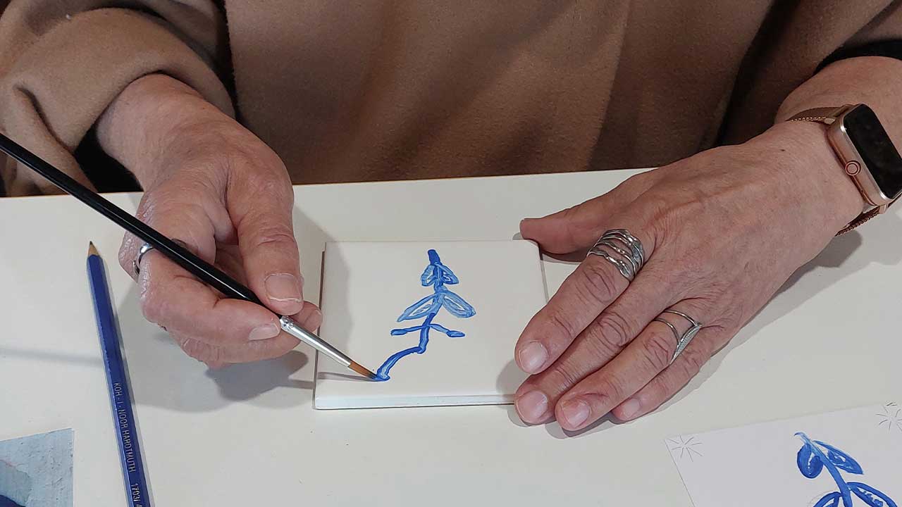 Crianças aprendem pintura de azulejo no Museu de Tavira numa oficina criativa que revela técnicas tradicionais da azulejaria portuguesa.