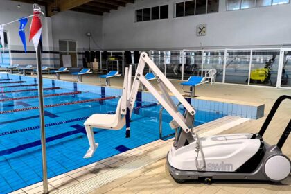 Piscinas de Vila Real de Santo António instalam cadeira elevatória que facilita entrada na água a pessoas com mobilidade reduzida.