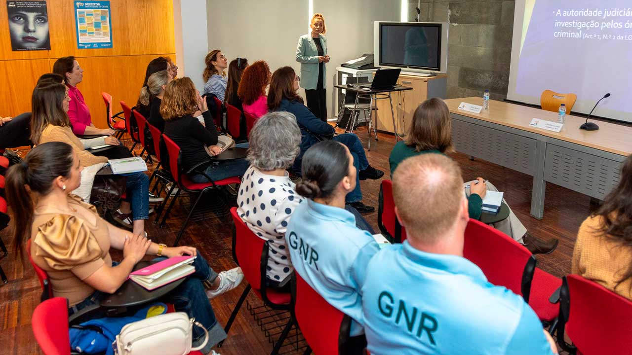 Biblioteca de Albufeira reuniu entidades para debater abuso sexual de menores, com foco na prevenção e na intervenção junto das vítimas.