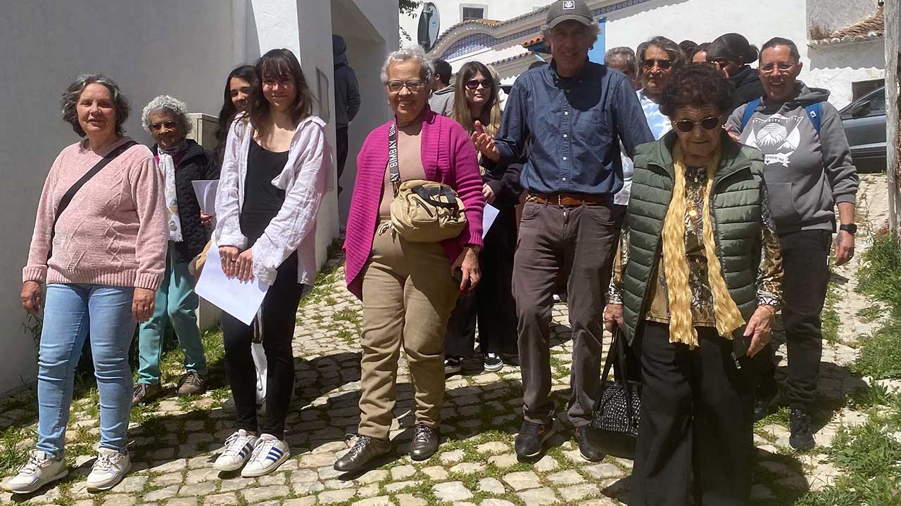 Jovens e seniores unem gerações em trilho em Alte com conteúdos digitais criados em conjunto no âmbito do projeto Erasmus+.