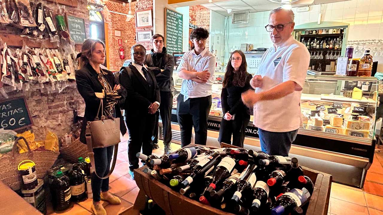 Alunos de Ayamonte conhecem mercado de trabalho no Algarve com visitas a empresas de turismo e restauração, num programa que cruza formação e experiência prática.