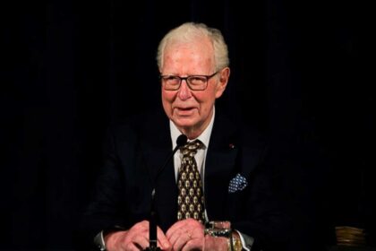 Morte de Álvaro Cassuto leva parlamento a aprovar voto unânime de pesar, destacando o seu papel na divulgação da música portuguesa.