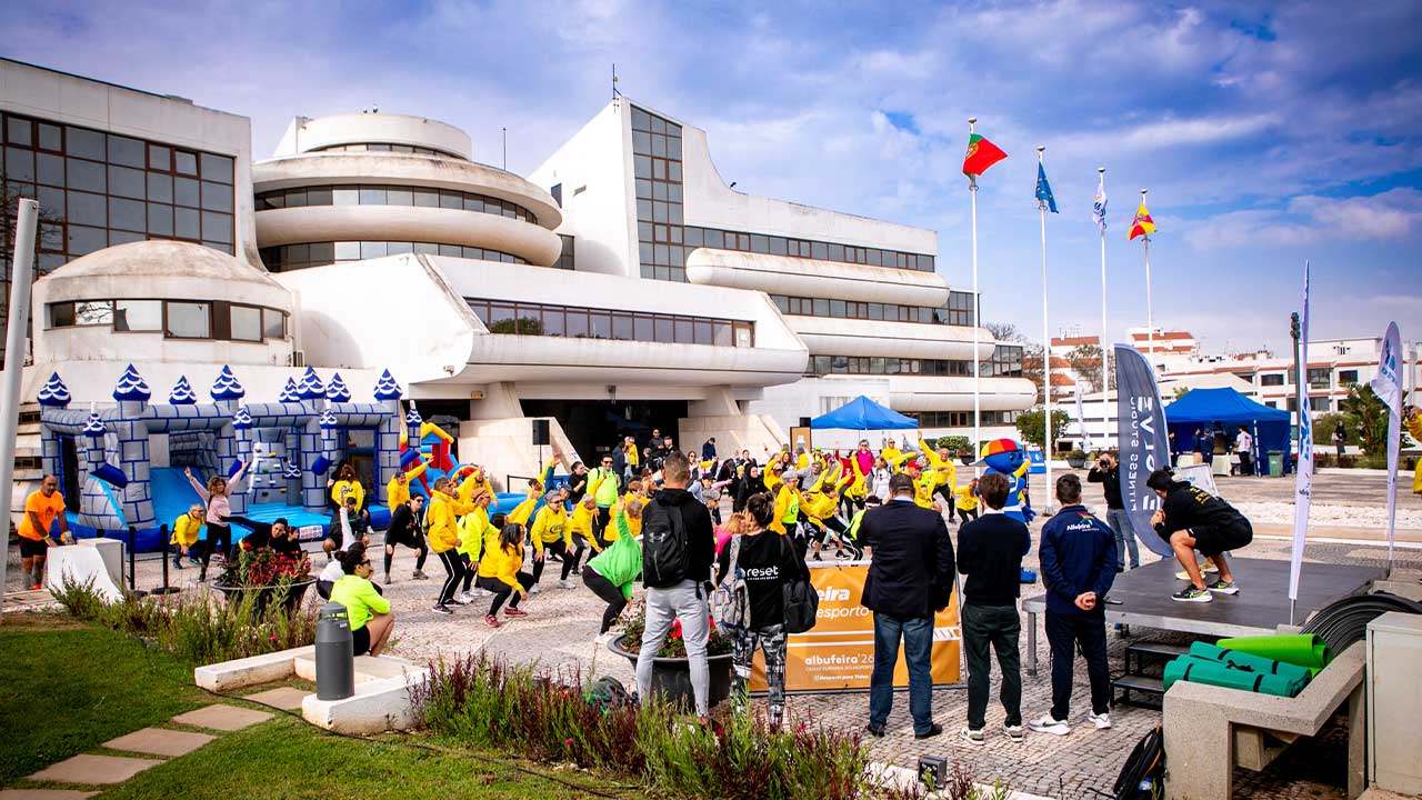 «Albufeira em Movimento» assinala o Dia da Atividade Física com cerca de 300 participantes, numa manhã com corrida, fitness, rastreios de saúde e atividades para famílias.