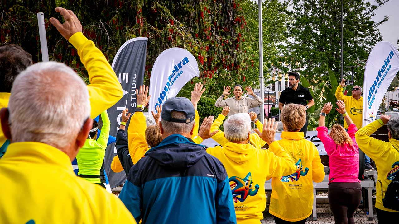 «Albufeira em Movimento» assinala o Dia da Atividade Física com cerca de 300 participantes, numa manhã com corrida, fitness, rastreios de saúde e atividades para famílias.