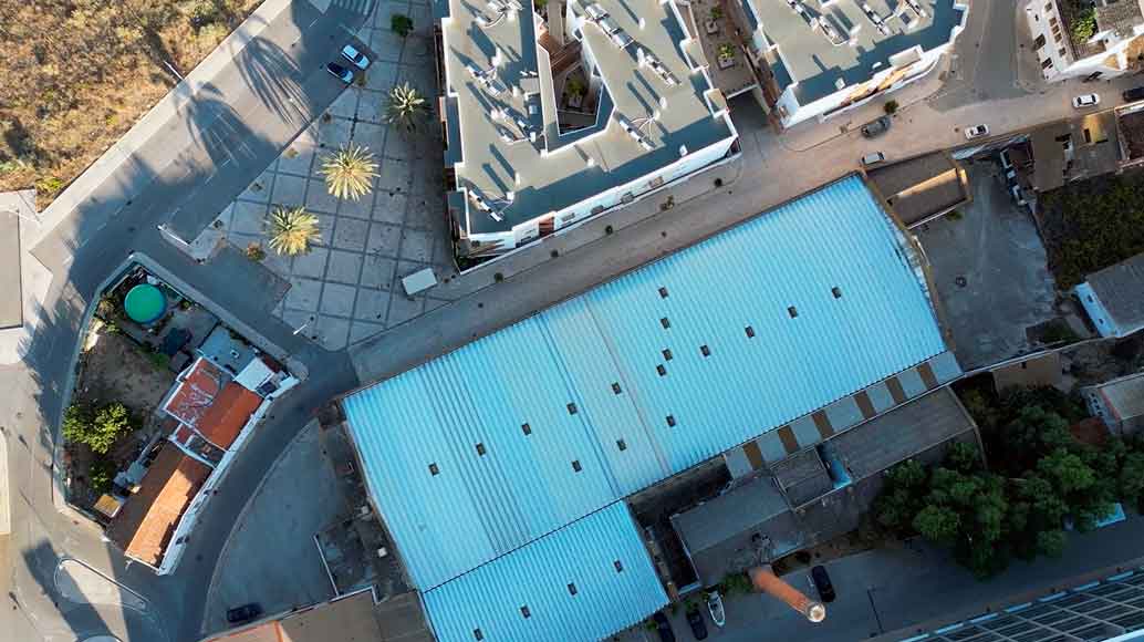 Carvoeiro Branco e TPS transformam fábrica de sardinha em 100 apartamentos em Portimão, recuperando edifício histórico na frente ribeirinha do Arade.