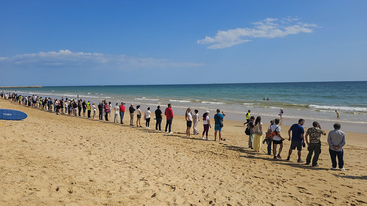 Cordão humano e barcos no mar contra dessalinizadora em Albufeira.
