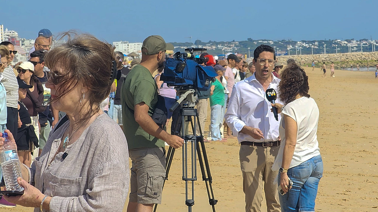 Cordão humano e barcos no mar contra dessalinizadora em Albufeira.