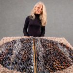 Dana Shell Art transforma conchas e elementos do mar em obras únicas, inspiradas na natureza e criadas no seu estúdio, em Ferragudo.