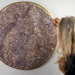 Dana Shell Art transforma conchas e elementos do mar em obras únicas, inspiradas na natureza e criadas no seu estúdio, em Ferragudo.
