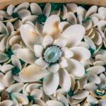 Dana Shell Art transforma conchas e elementos do mar em obras únicas, inspiradas na natureza e criadas no seu estúdio, em Ferragudo.