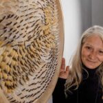 Dana Shell Art transforma conchas e elementos do mar em obras únicas, inspiradas na natureza e criadas no seu estúdio, em Ferragudo.