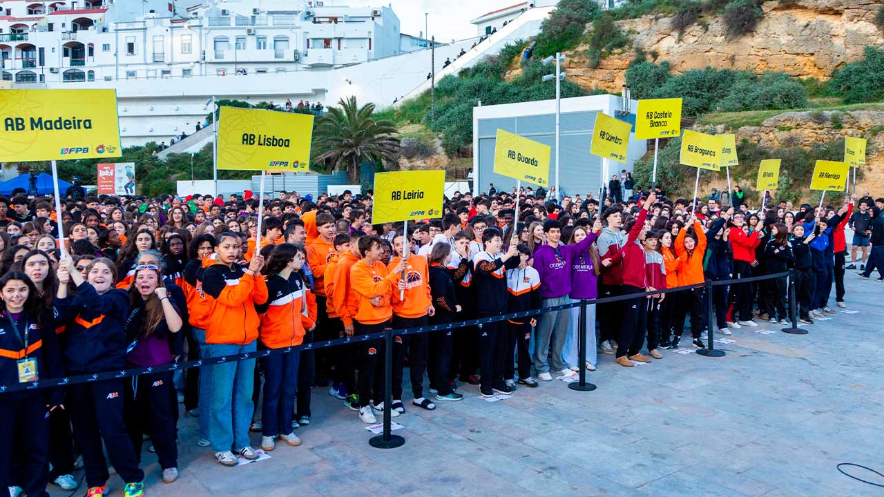 Jovens de todo o país competem na Festa do Basquetebol em Albufeira, com cerca de 900 atletas e 1500 participantes ao longo do evento.