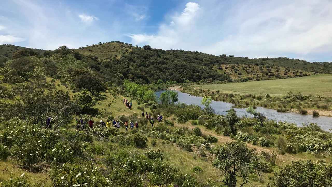 Caminhadas no Ameixial com inscrições abertas para festival com guias locais, comida da serra e trilhos na serra de Loulé.