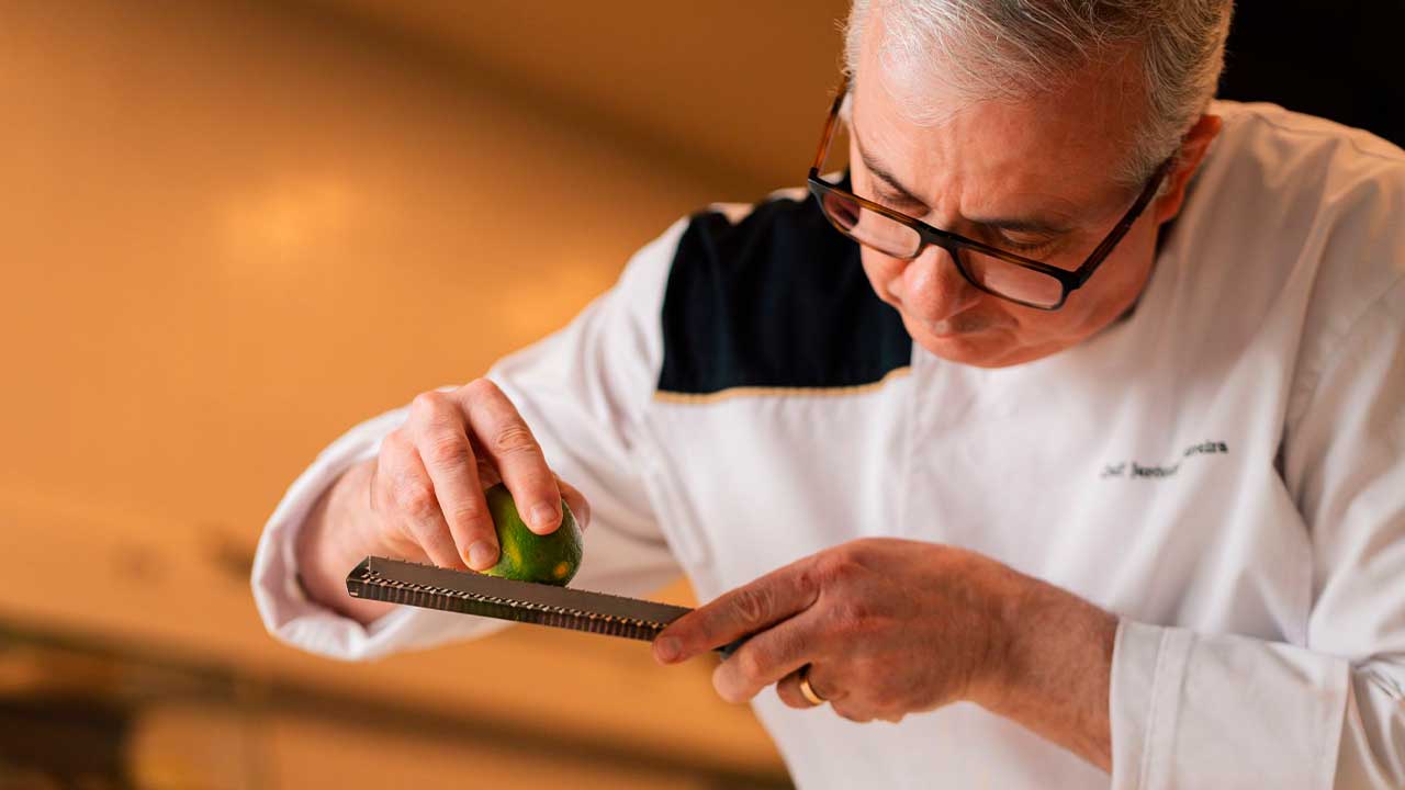 Jerónimo Ferreira assume curadoria do restaurante À TERRA, no Octant Praia Verde, apostando em produtos locais e na cozinha de forno, com destaque para os arrozes.