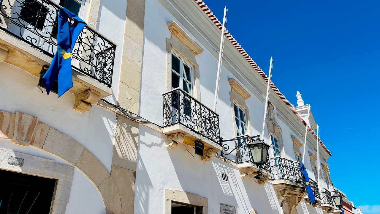 Loulé forma Laço Azul Humano com crianças e jovens na praça, num gesto coletivo contra os maus-tratos na infância e de sensibilização da comunidade.
