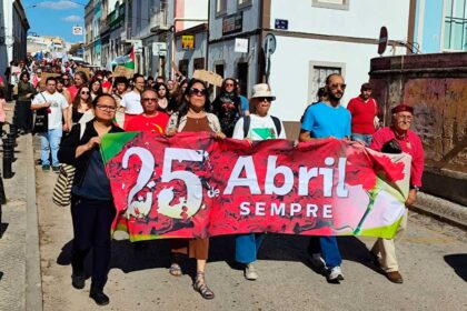 Manifestação do 25 de Abril em Faro é convocada pela CGTP-IN, com desfile pelas ruas da cidade após espetáculo na véspera.