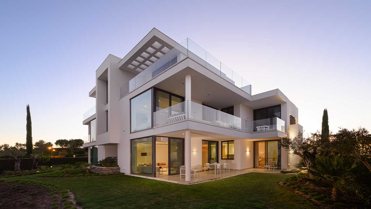 Monte Rei ganha novas Linked Villas e Clubhouse Residences, com preços até 1,3 milhões de euros e 40 unidades disponíveis no Algarve.