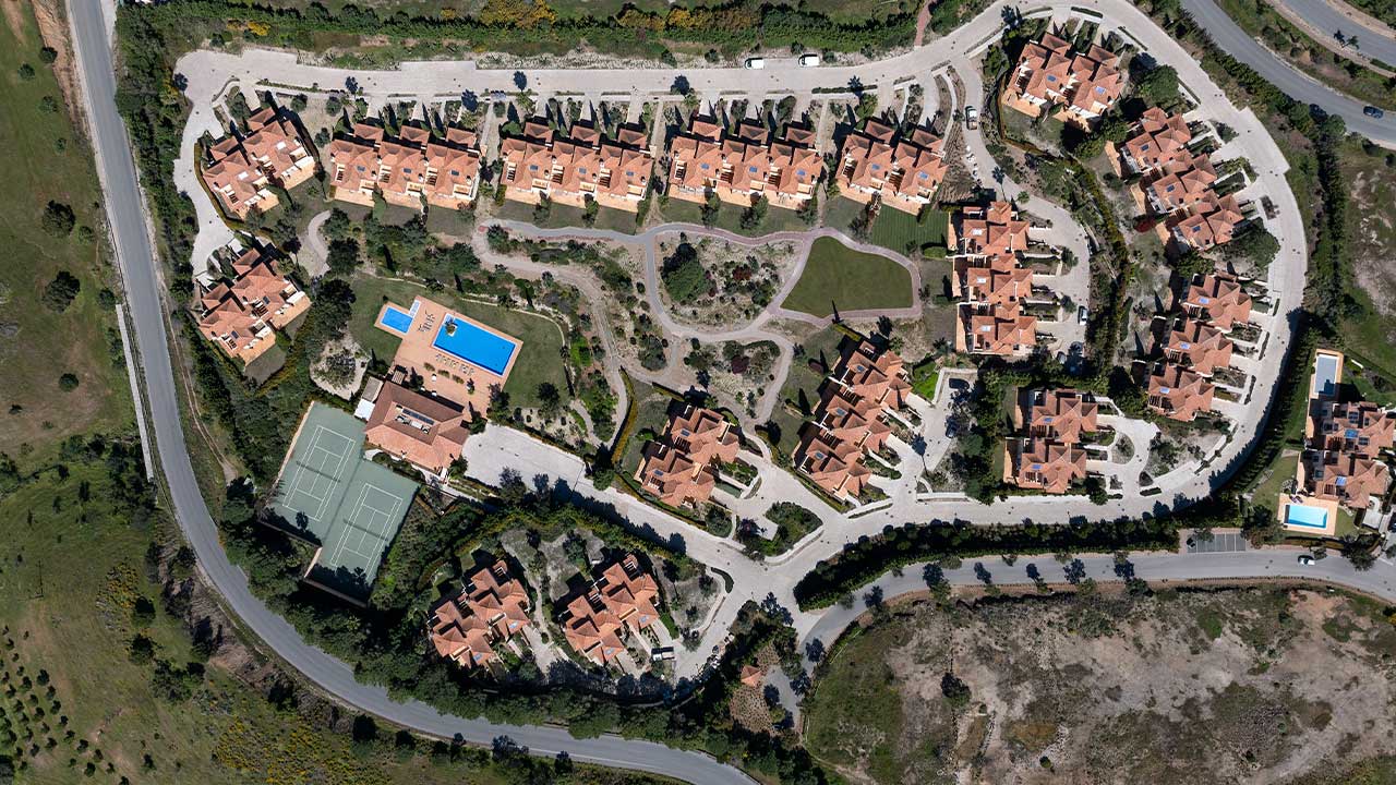 Monte Rei ganha novas Linked Villas e Clubhouse Residences, com preços até 1,3 milhões de euros e 40 unidades disponíveis no Algarve.