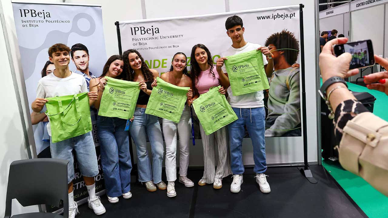 OPTO leva milhares de jovens a Albufeira com 60 expositores e atividades ligadas ao ensino, formação e escolhas para o futuro.