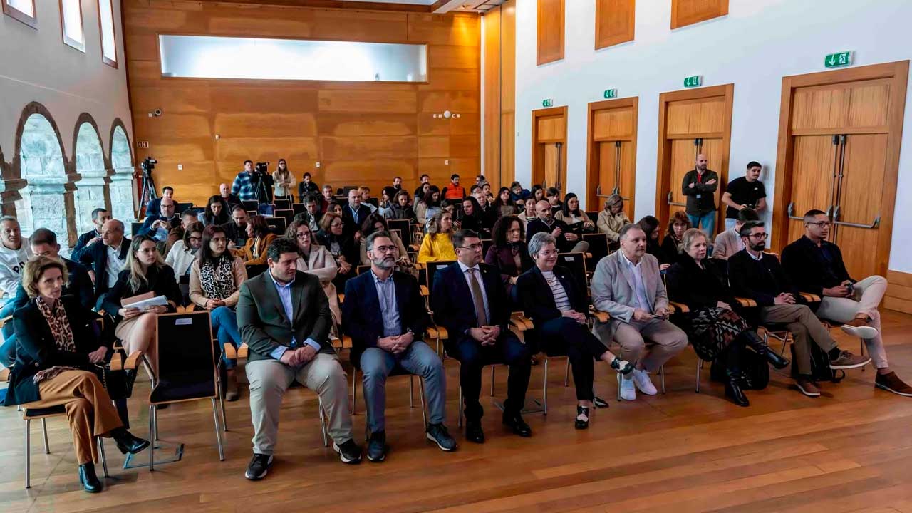 Olhão participa em seminário nacional com mais de 50 municípios para reforçar cooperação em políticas de desporto e ação social.