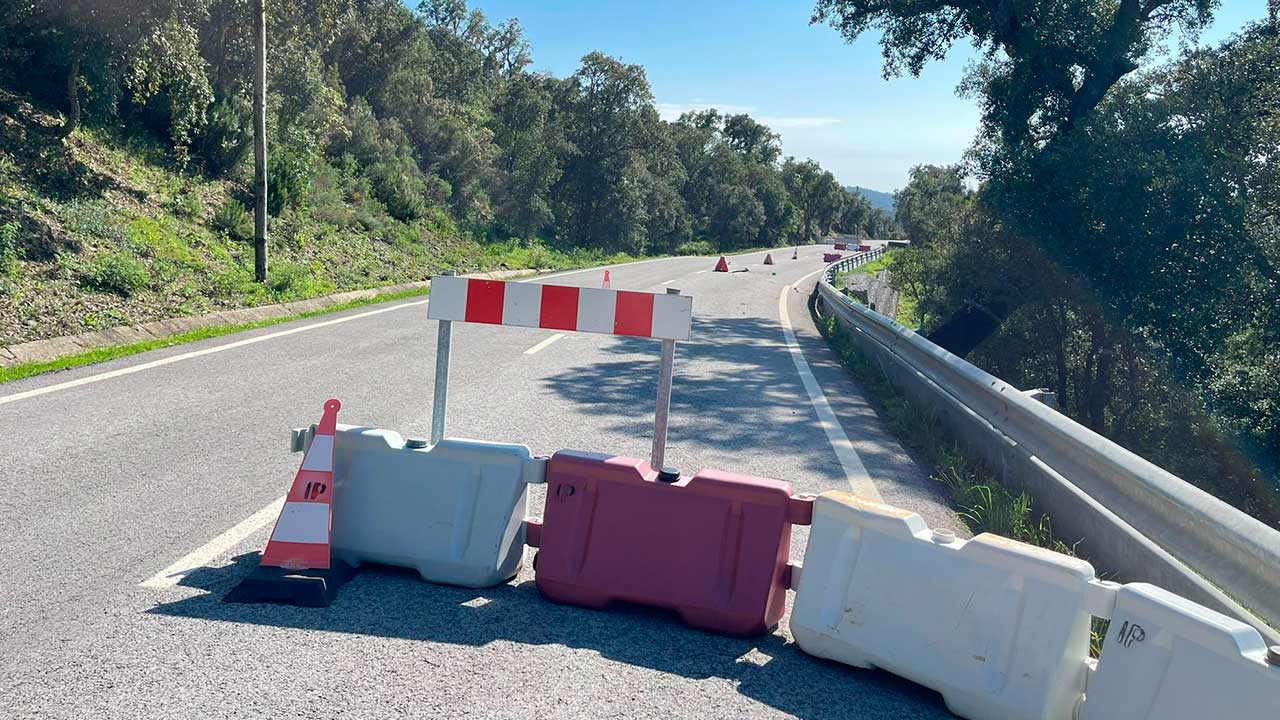 PS Algarve exige reparação urgente de troço da EN2 fechado há quase um ano, alertando para riscos de isolamento e danos nas vias alternativas.