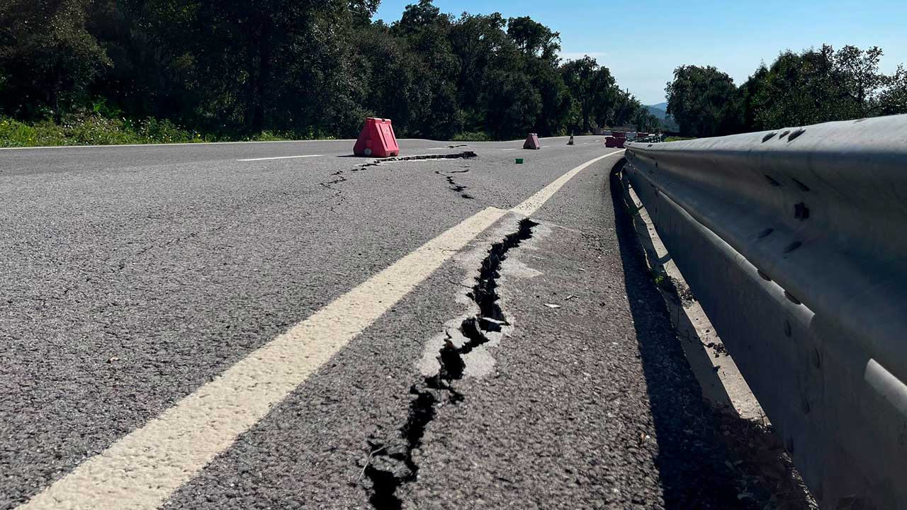 PS Algarve exige reparação urgente de troço da EN2 fechado há quase um ano, alertando para riscos de isolamento e danos nas vias alternativas.