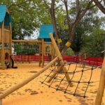 Nova «vila de floresta», no mais recente parque infantil de Loulé traz equipamentos em madeira, zonas inclusivas e aposta na ligação das crianças à natureza.