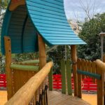 Nova «vila de floresta», no mais recente parque infantil de Loulé traz equipamentos em madeira, zonas inclusivas e aposta na ligação das crianças à natureza.