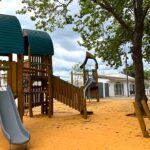 Nova «vila de floresta», no mais recente parque infantil de Loulé traz equipamentos em madeira, zonas inclusivas e aposta na ligação das crianças à natureza.