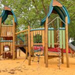 Nova «vila de floresta», no mais recente parque infantil de Loulé traz equipamentos em madeira, zonas inclusivas e aposta na ligação das crianças à natureza.