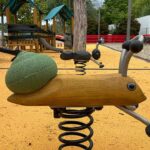 Nova «vila de floresta», no mais recente parque infantil de Loulé traz equipamentos em madeira, zonas inclusivas e aposta na ligação das crianças à natureza.