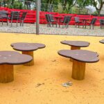 Nova «vila de floresta», no mais recente parque infantil de Loulé traz equipamentos em madeira, zonas inclusivas e aposta na ligação das crianças à natureza.