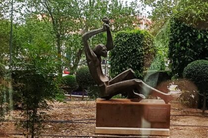 Um olhar crítico sobre Faro a partir de Jaén: museus, planeamento urbano e árvores expõem diferenças de visão entre Algarve e Andaluzia.