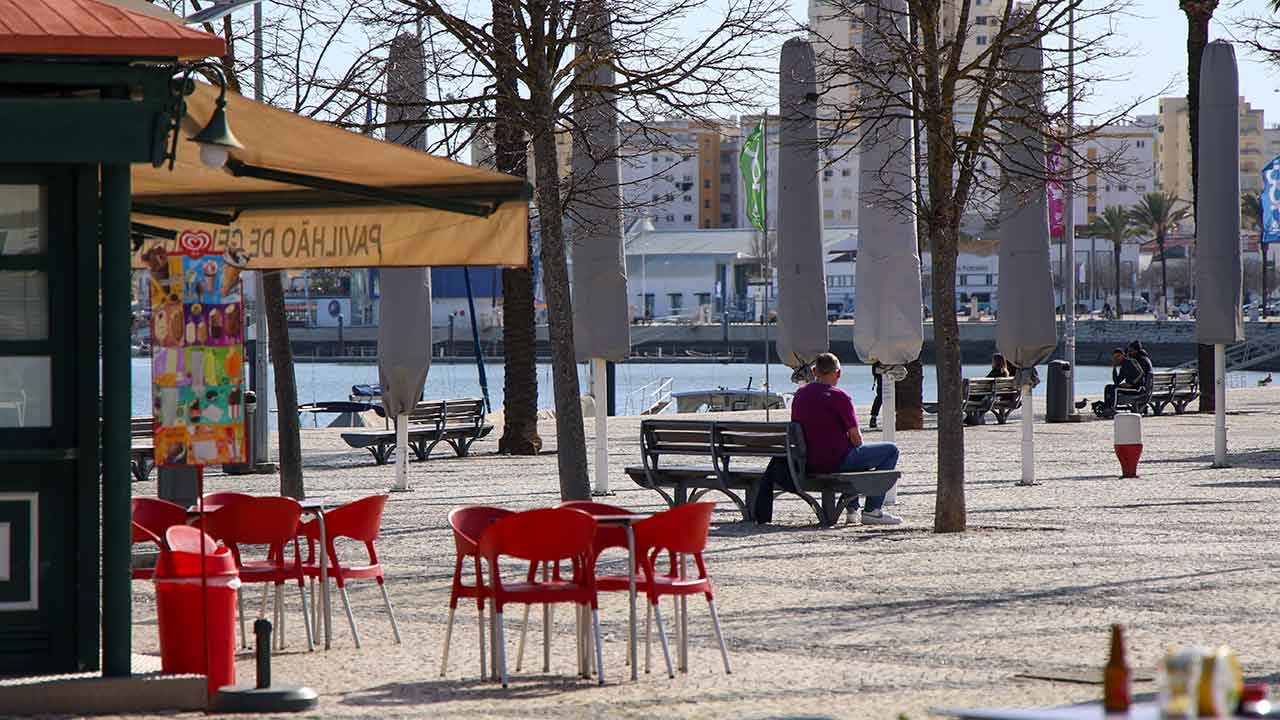 Portugueses têm menos amigos e convivem menos, tendência mais forte entre jovens e pobres, revela estudo do ISCTE sobre solidão em Portugal.