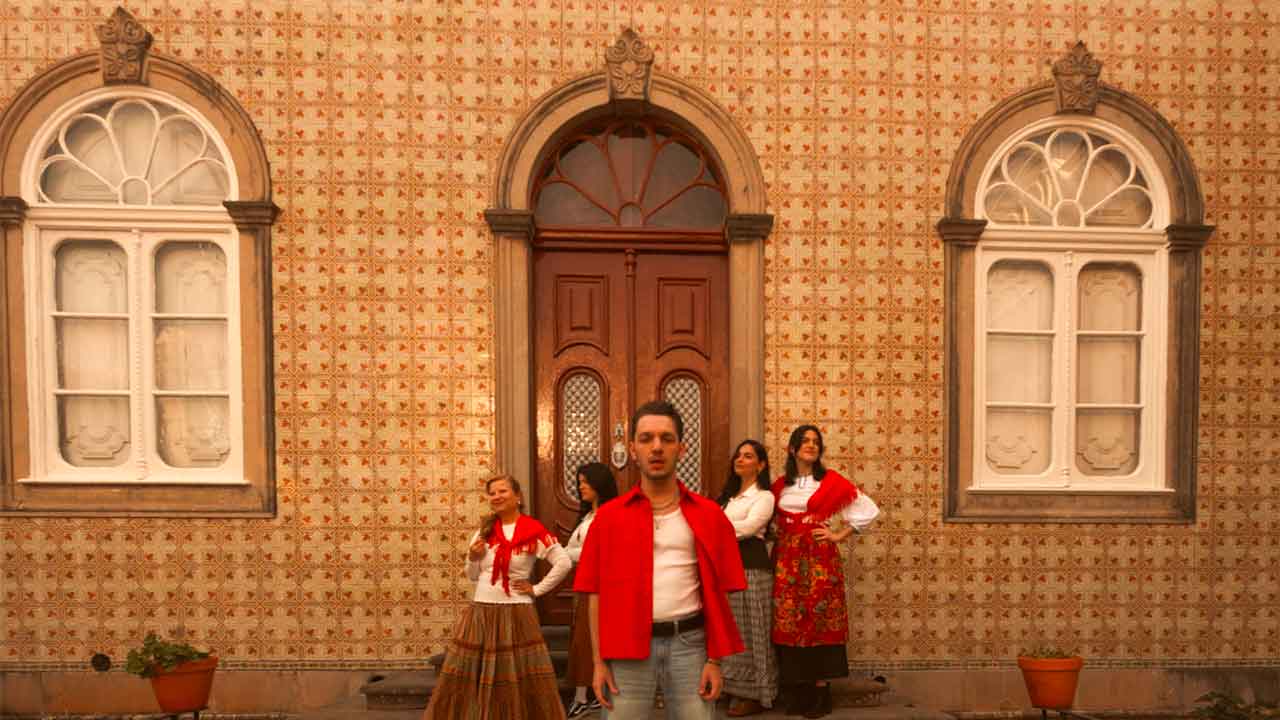 Rafael Sousa apresenta «Quero Acreditar», single que cruza tradição e pop com videoclipe filmado no Museu do Traje.