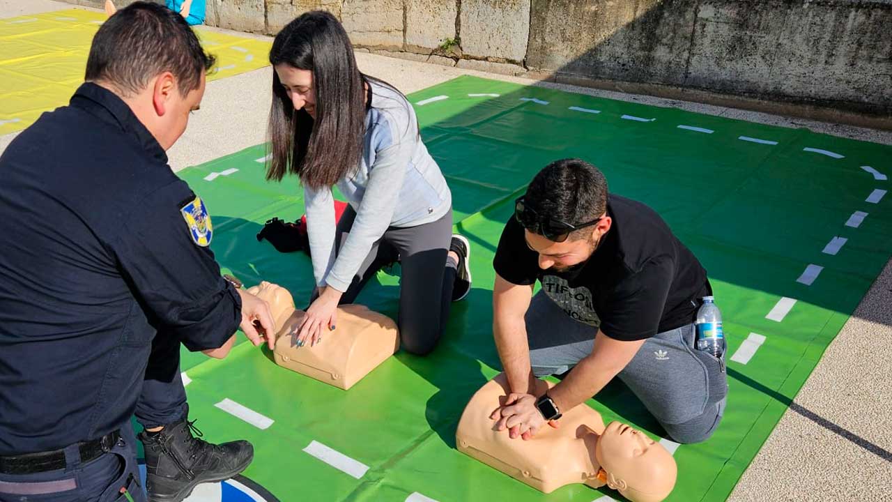 População de Lagos aprende Suporte Básico de Vida para agir em emergências e salvar vidas em casos de paragem cardiorrespiratória.