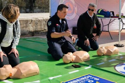 População de Lagos aprende Suporte Básico de Vida para agir em emergências e salvar vidas em casos de paragem cardiorrespiratória.