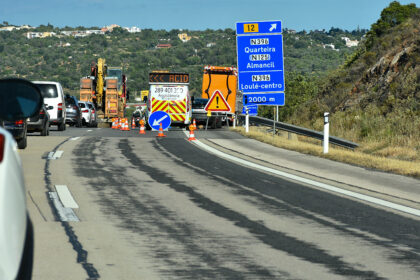 A22 degradada com fissuras no piso, na autoestrada que atravessa o Algarve.