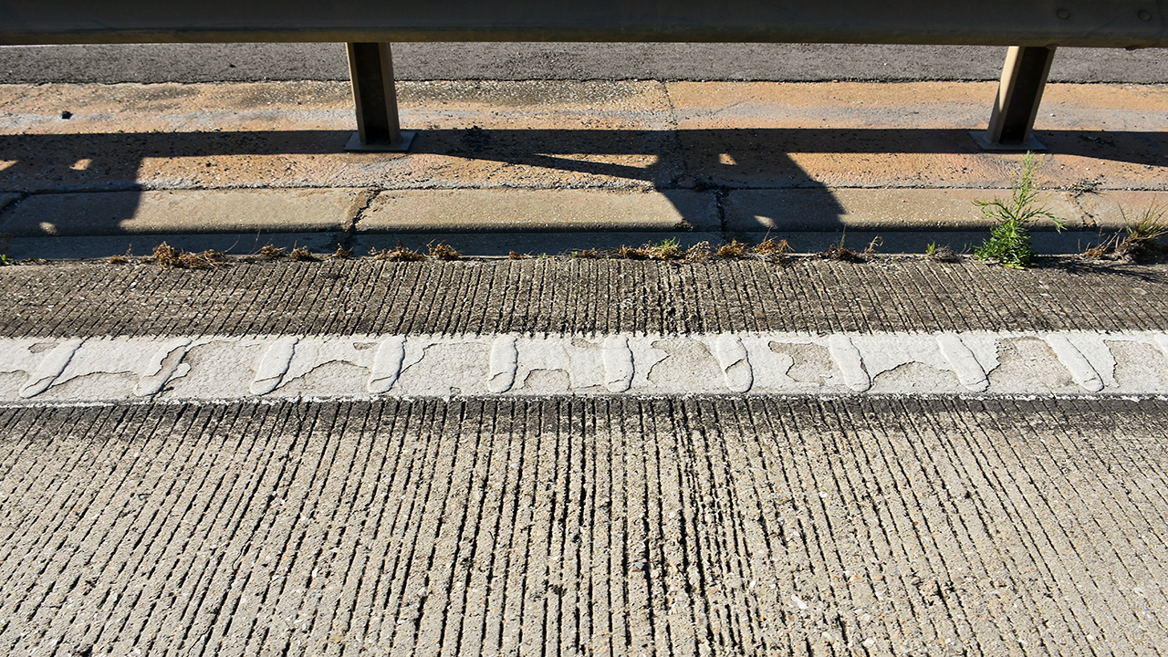 A22 degradada com fissuras no piso, na autoestrada que atravessa o Algarve.
