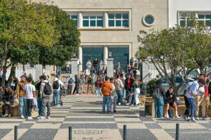 Concurso de professores arranca com menos 2.591 vagas e reduz oferta apesar da falta de docentes, concentrando a maioria dos lugares em quadros de escola.