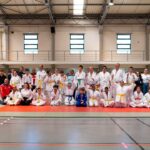 Cerca de 40 atletas participaram em encontro de judo adaptado e paralímpico em Estômbar, promovendo inclusão e prática desportiva.
