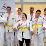 Cerca de 40 atletas participaram em encontro de judo adaptado e paralímpico em Estômbar, promovendo inclusão e prática desportiva.