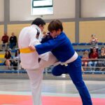 Cerca de 40 atletas participaram em encontro de judo adaptado e paralímpico em Estômbar, promovendo inclusão e prática desportiva.
