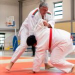 Cerca de 40 atletas participaram em encontro de judo adaptado e paralímpico em Estômbar, promovendo inclusão e prática desportiva.