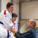 Cerca de 40 atletas participaram em encontro de judo adaptado e paralímpico em Estômbar, promovendo inclusão e prática desportiva.
