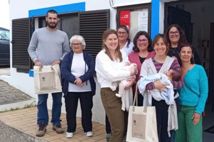 Recém-nascidos em Budens recebem kits de bebé feitos pela comunidade, numa iniciativa que junta várias gerações.