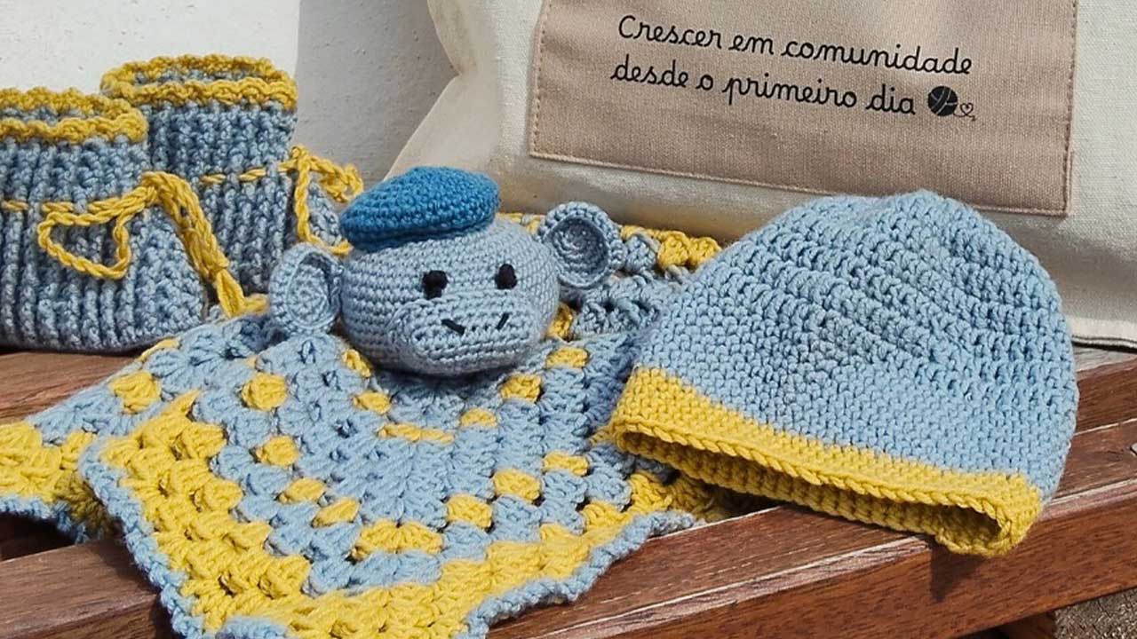 Recém-nascidos em Budens recebem kits de bebé feitos pela comunidade, numa iniciativa que junta várias gerações.