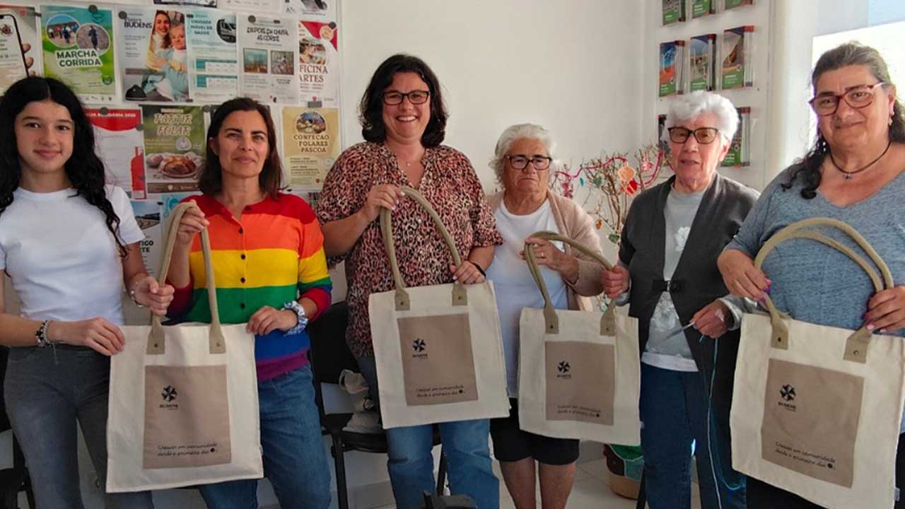 Recém-nascidos em Budens recebem kits de bebé feitos pela comunidade, numa iniciativa que junta várias gerações.
