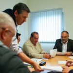 Portimão acompanha obras em Alvor e reúne com comerciantes numa visita com intervenções ao estádio, zona ribeirinha e preparação da ZAC para regular acessos.